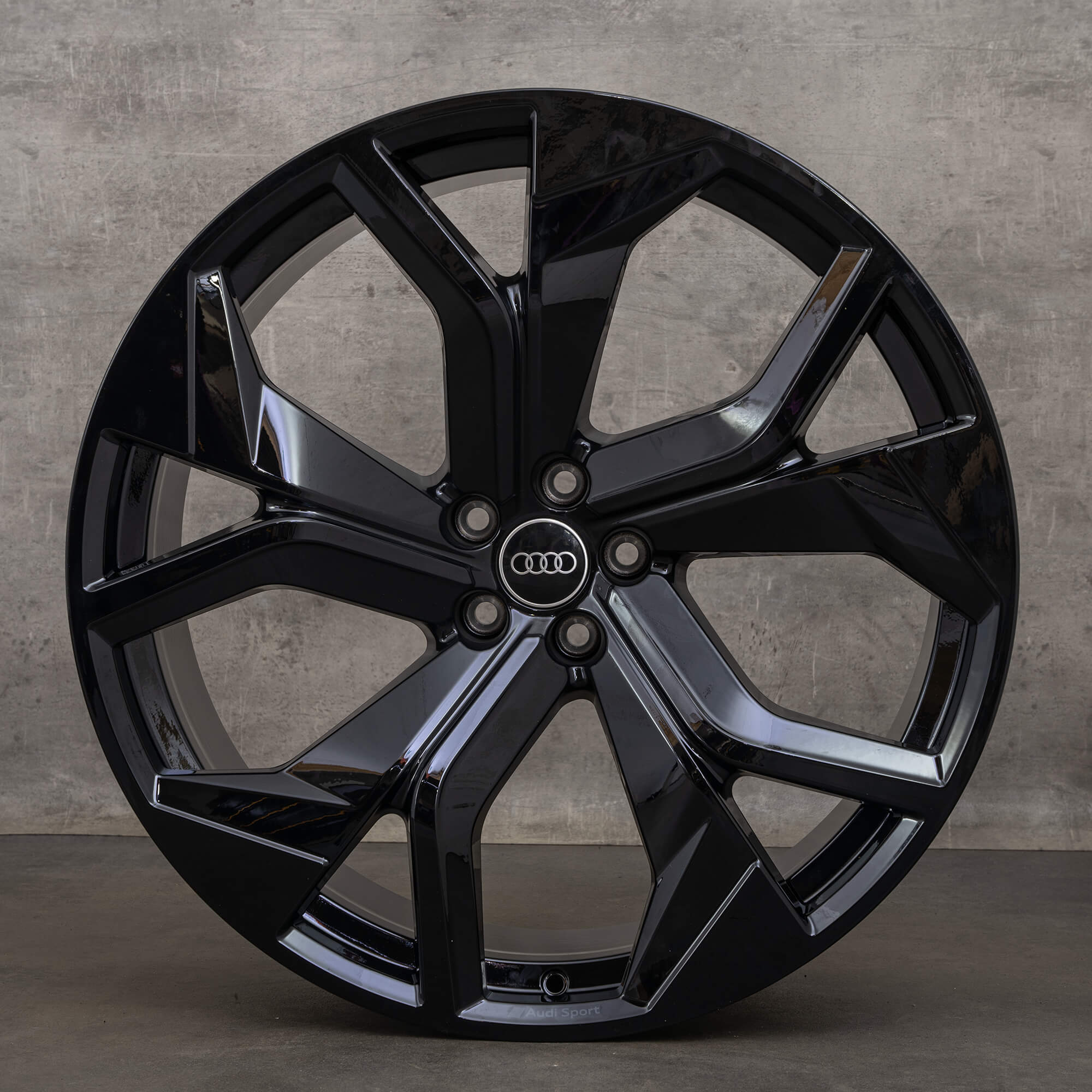 Originální Audi RS Q8 ráfky 23palcový rotor 4M8 4M8601025DC černý vysoký lesk