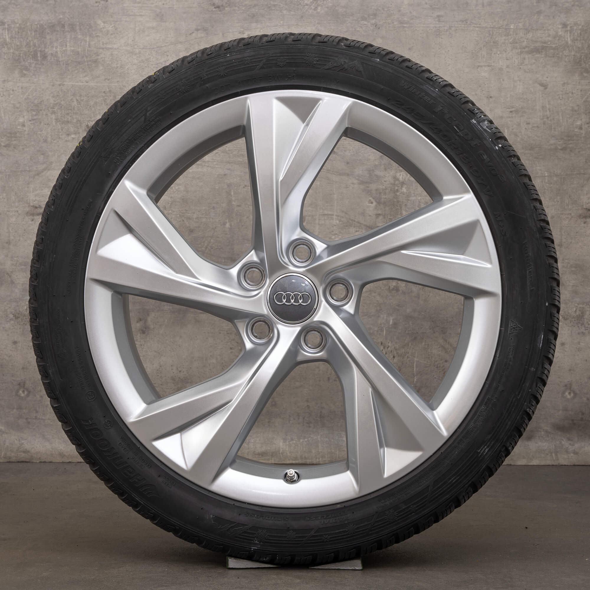 OEM Audi A4 S4 8W B9 18 inch winter tyres rims 8W0601025EJ silver