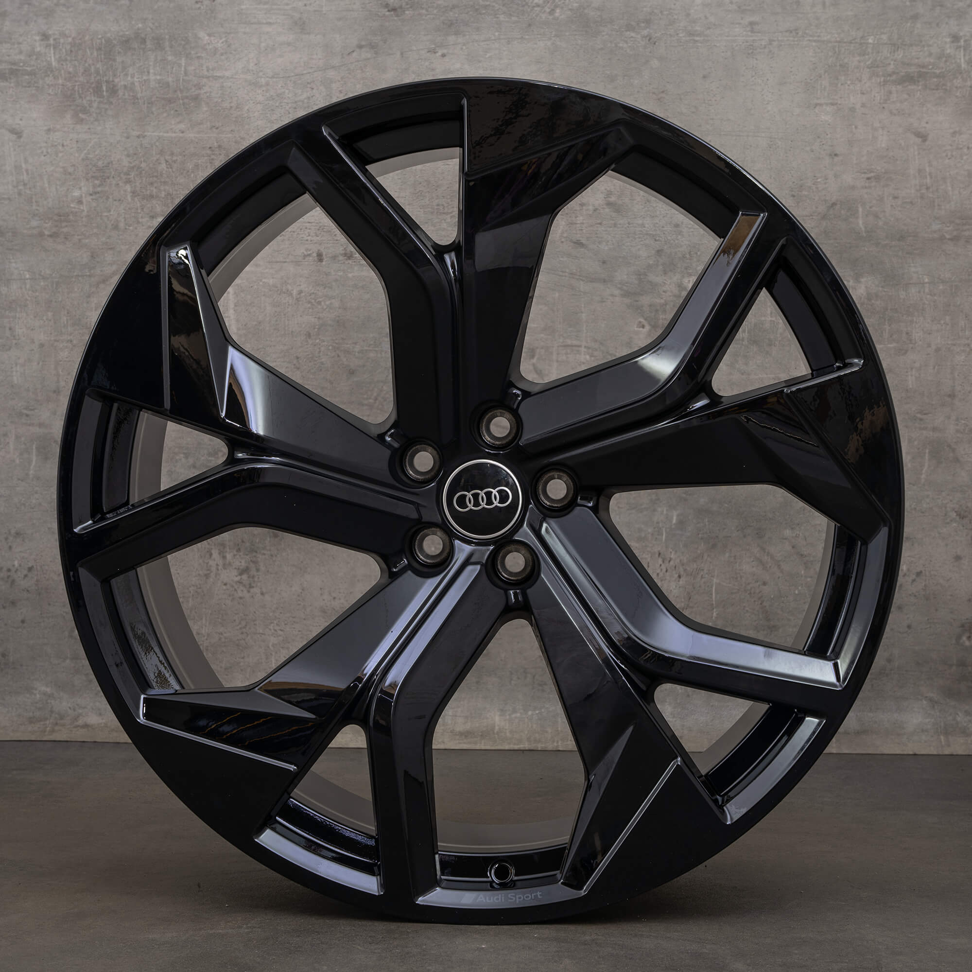 Originální Audi RS Q8 ráfky 23palcový rotor 4M8 4M8601025DC černý vysoký lesk