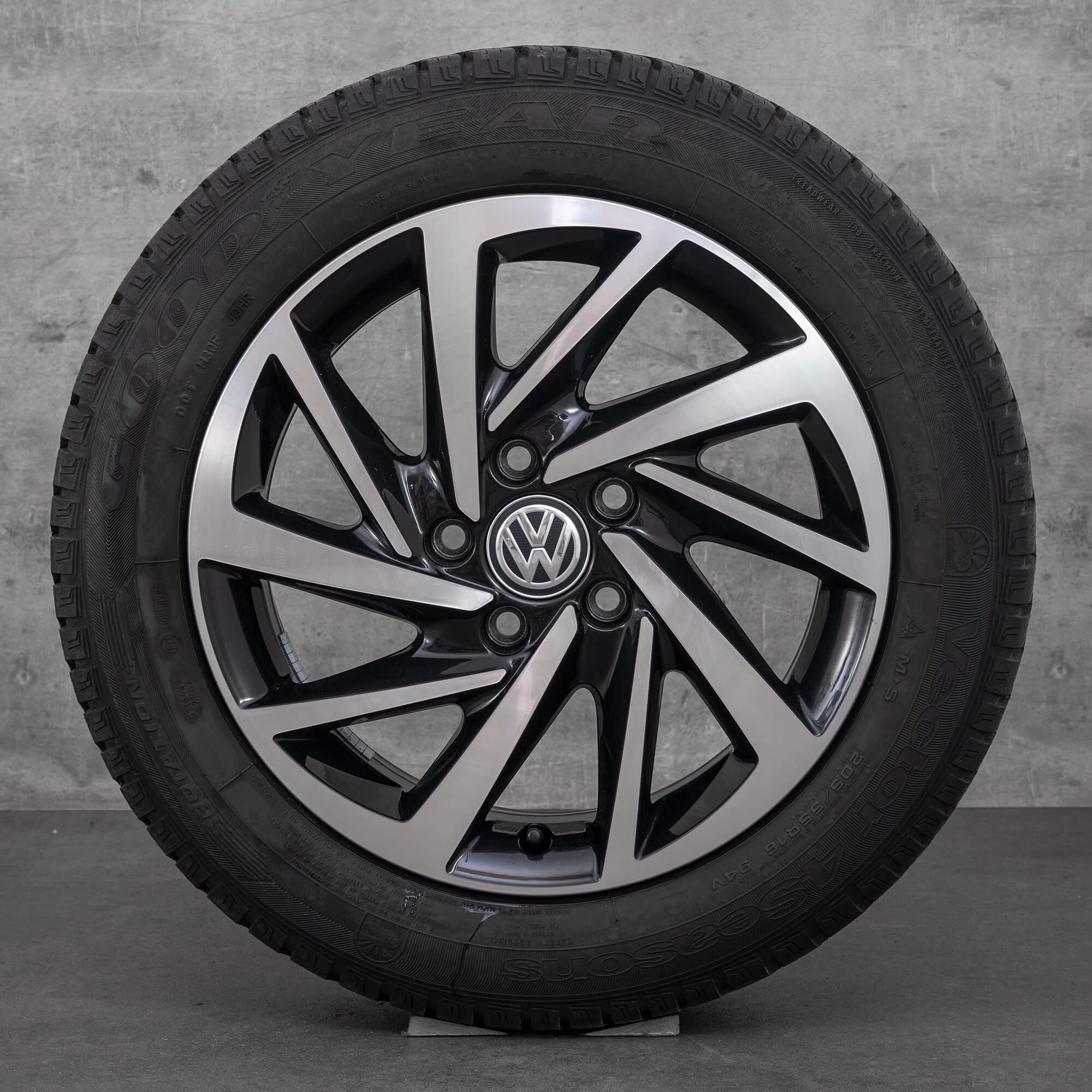 VW 16 inch velgen Golf 7 all weather banden season 5G0601025DS Woodstock