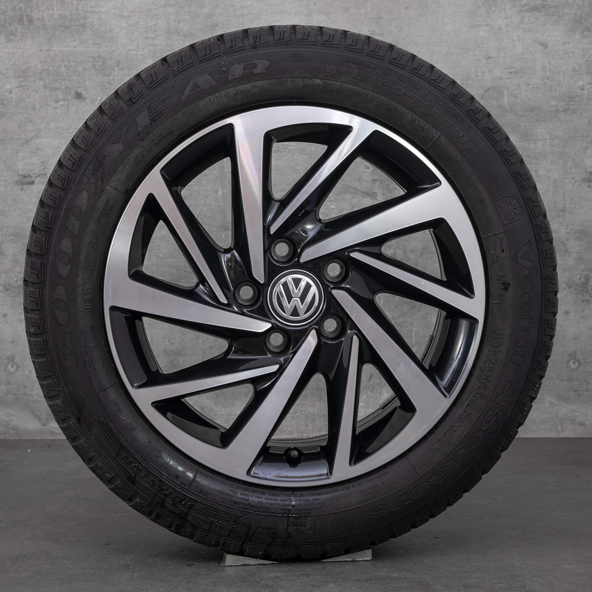 VW 16 inch velgen Golf 7 all weather banden season 5G0601025DS Woodstock