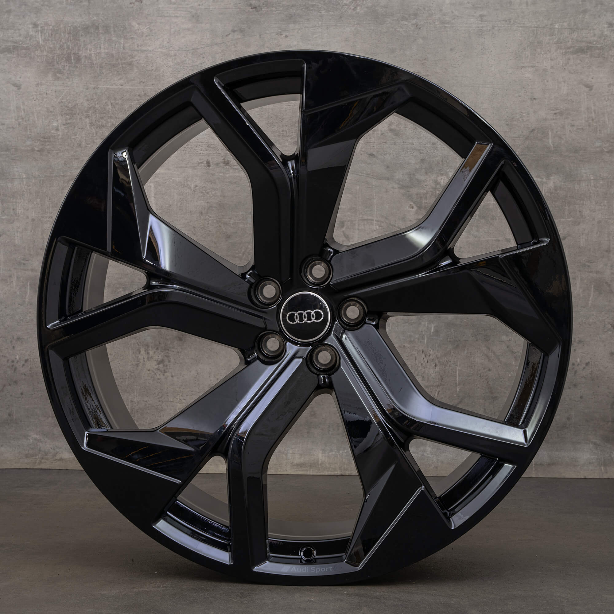 Originální Audi RS Q8 ráfky 23palcový rotor 4M8 4M8601025DC černý vysoký lesk