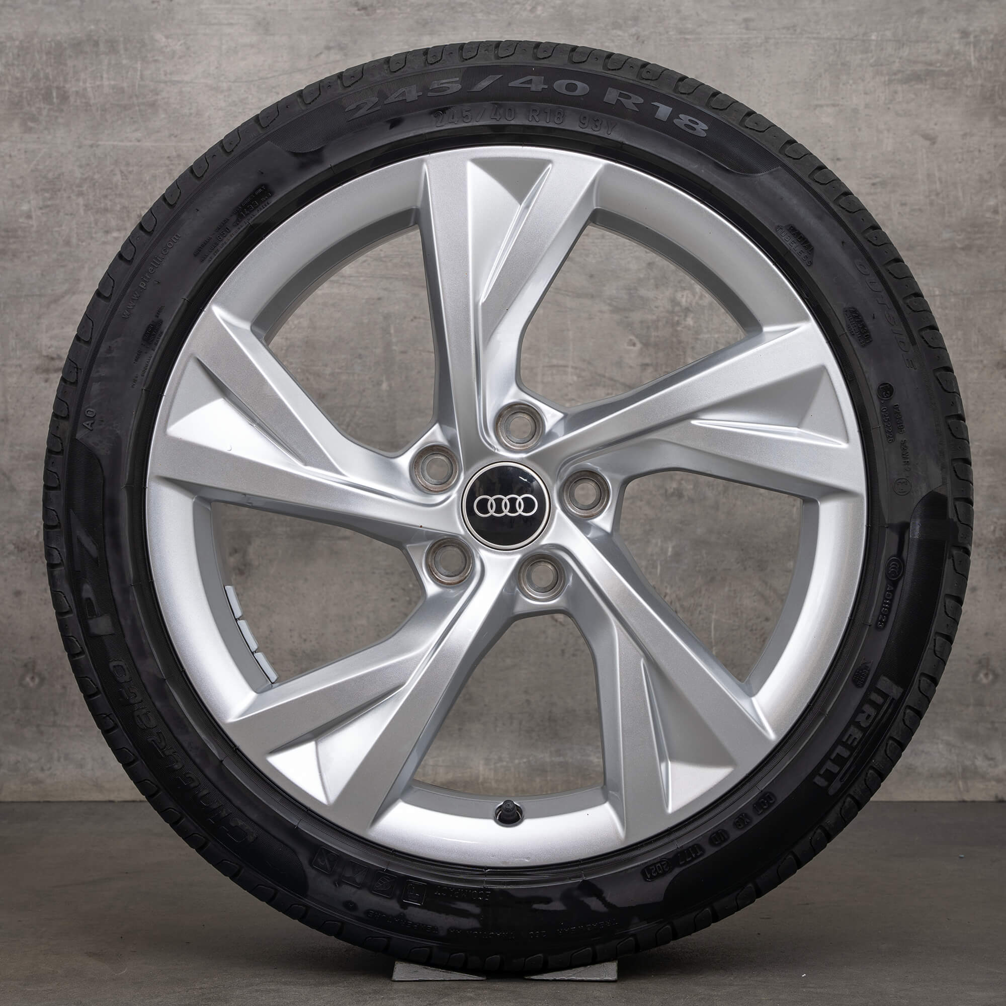 Audi A4 S4 8W B9 rodas de verão jantes 18 polegadas pneus 8W0601025EJ prata