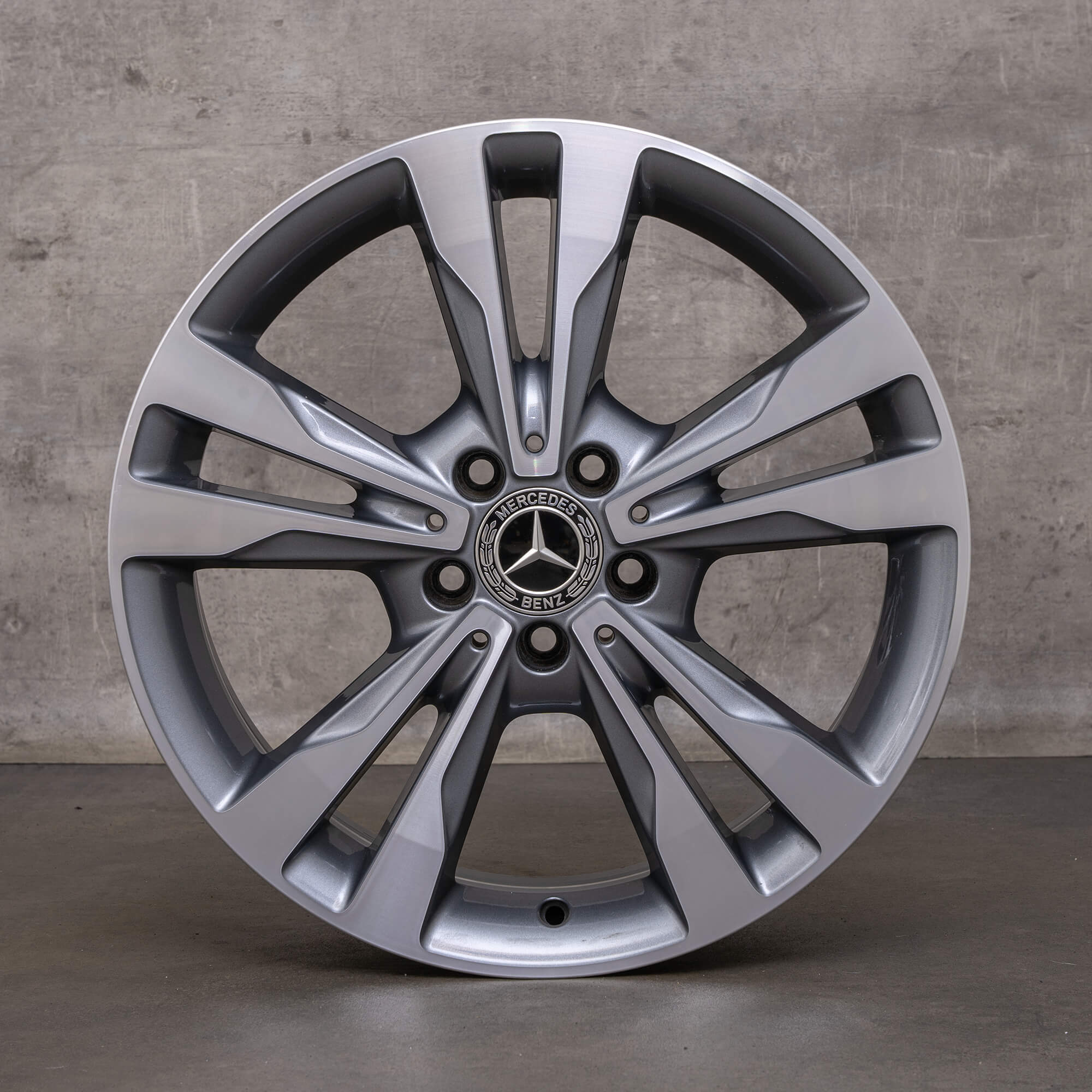 Originele Mercedes Benz C-klasse velgen 18 inch W205 C205 S205 A205 A2054012802 himalayagrijs glanzend gedraaid