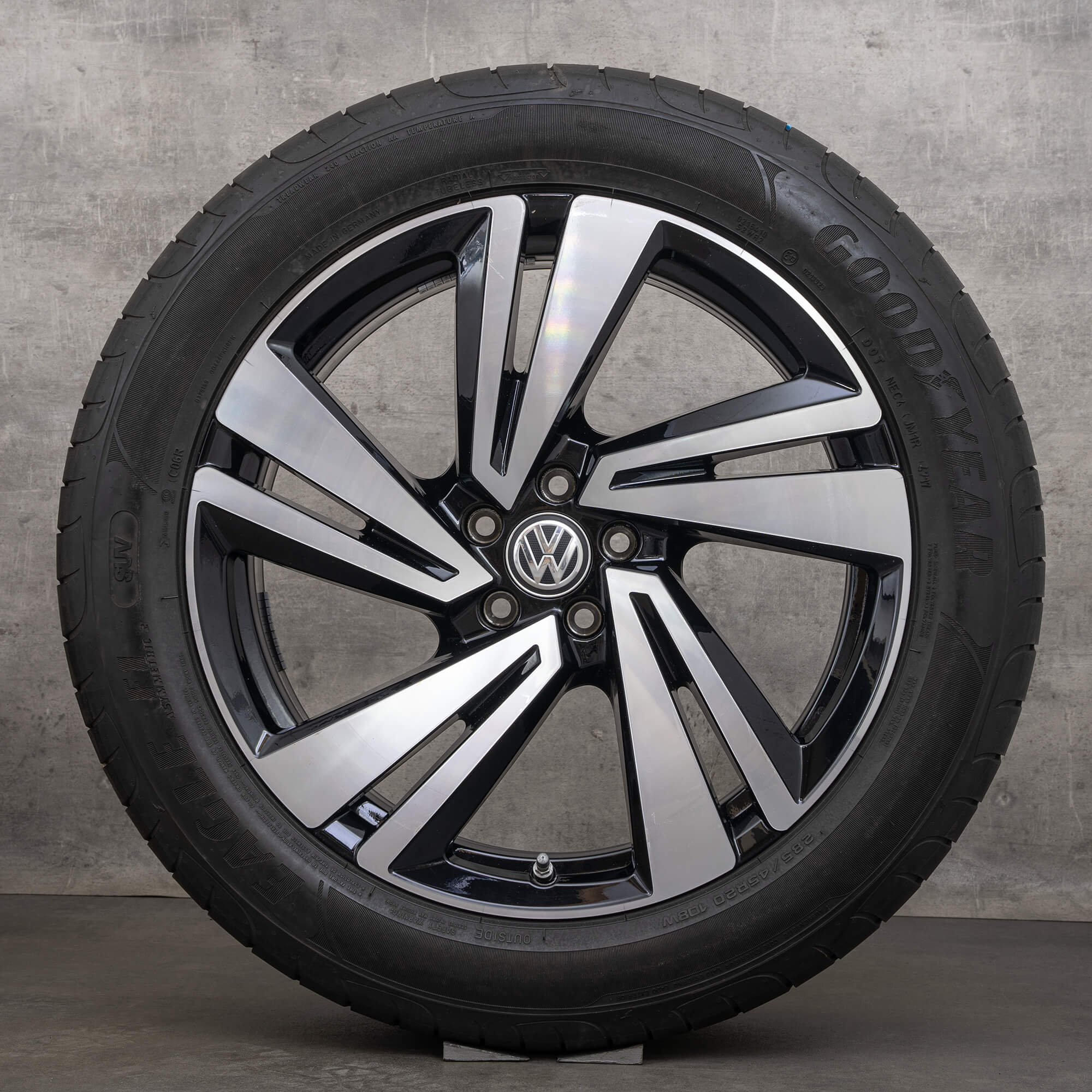 VW Touareg 3 III CR zomerwielen 20 inch velgen Nevada zomerbanden 7 mm