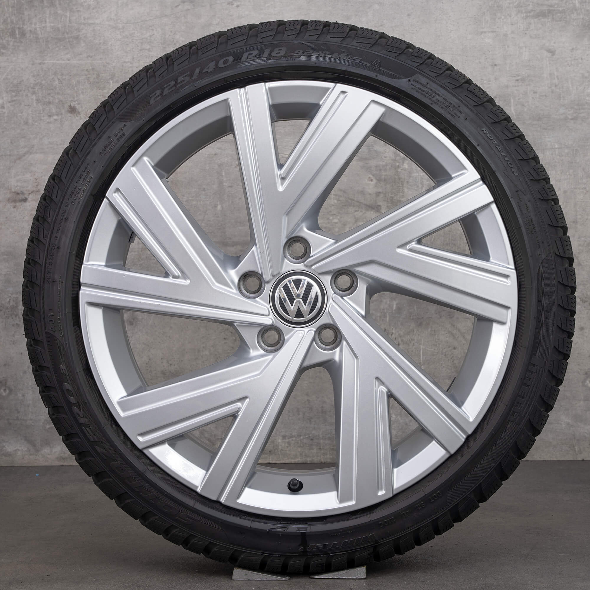 VW Golf 6 7 8 R vinterhjul Bergamo 18-tommers felger vinterdekk 5H0601025AE