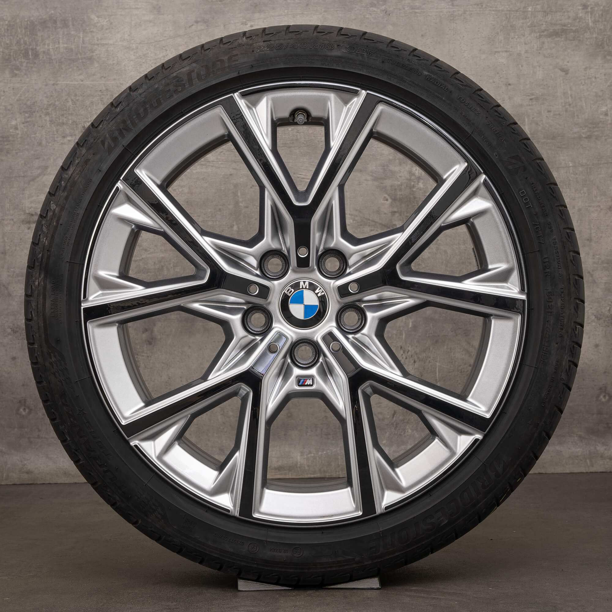 Originele BMW 1 Serie F40 2 F44 18 inch zomerbanden 8092355 553 M zilver zwart