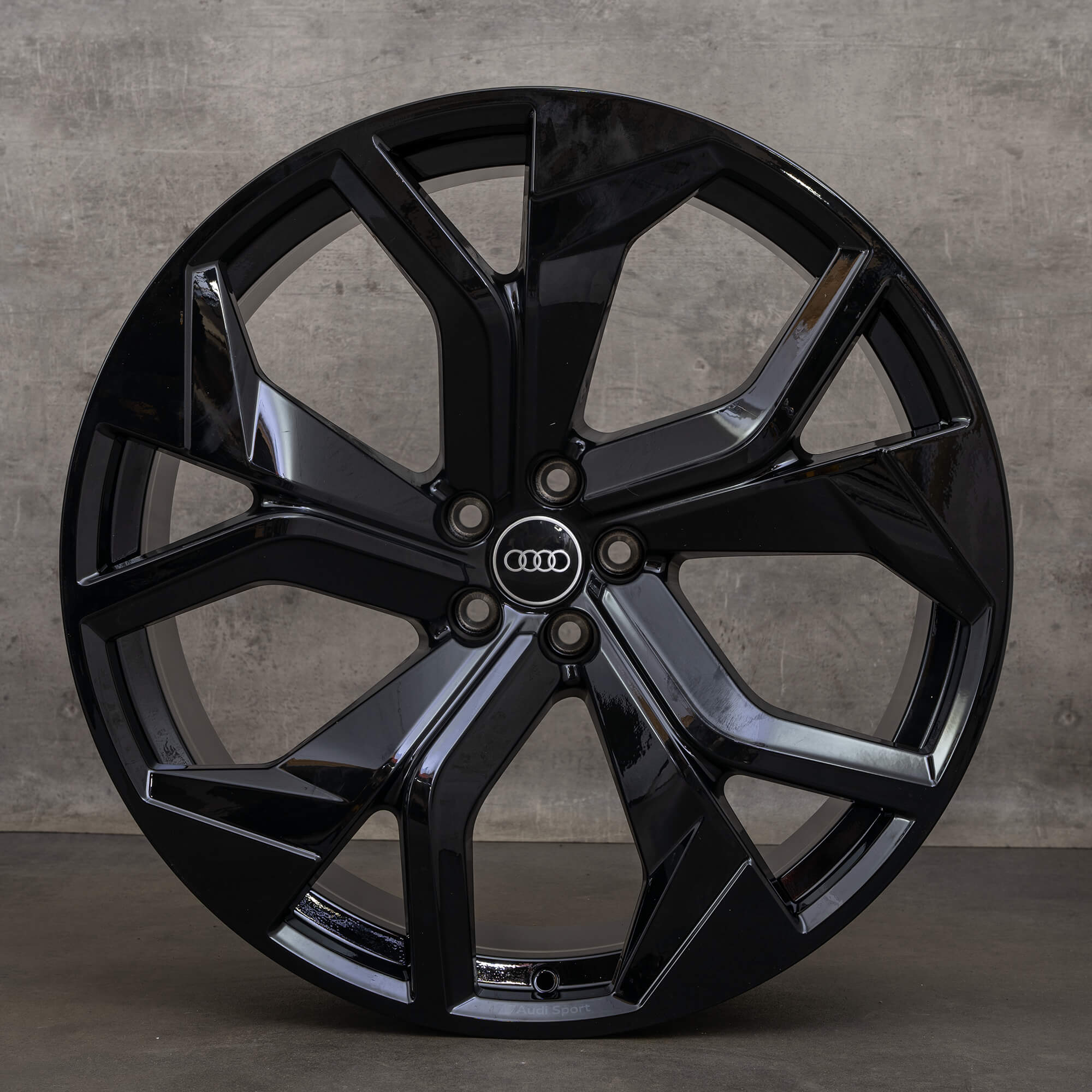 Originální Audi RS Q8 ráfky 23palcový rotor 4M8 4M8601025DC černý vysoký lesk