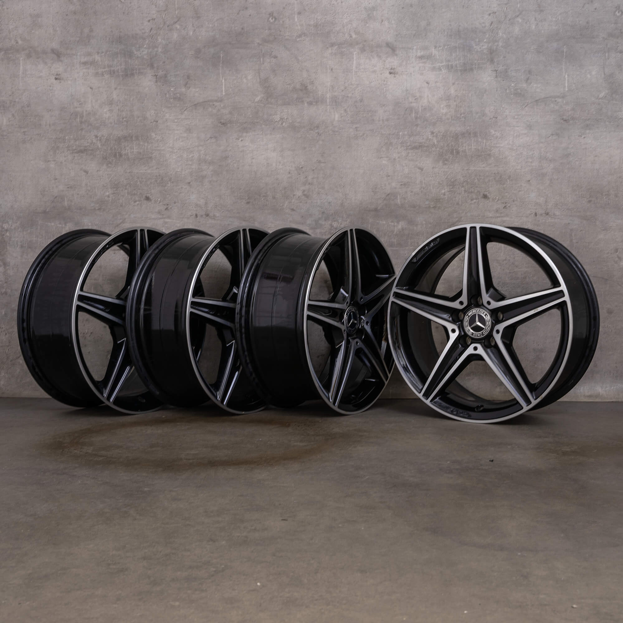 Originele Mercedes Benz C-Klasse AMG velgen 18 inch W205 S205 C205 A205 A2054011100 zwart hoogglans gedraaid