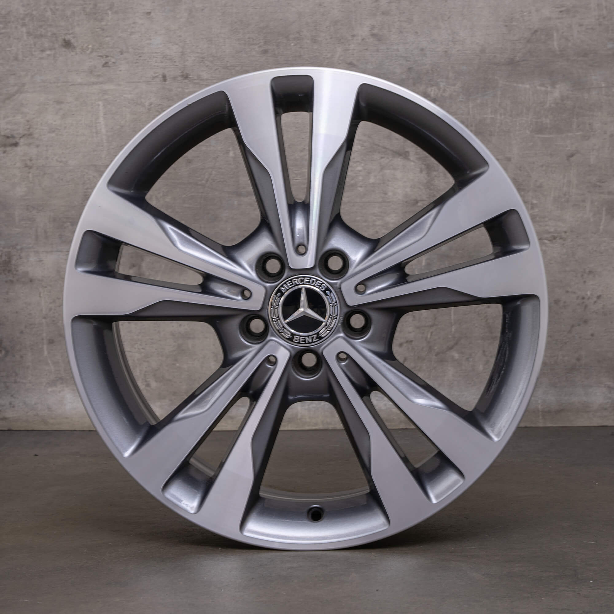 Originele Mercedes Benz C-klasse velgen 18 inch W205 C205 S205 A205 A2054012802 himalayagrijs glanzend gedraaid