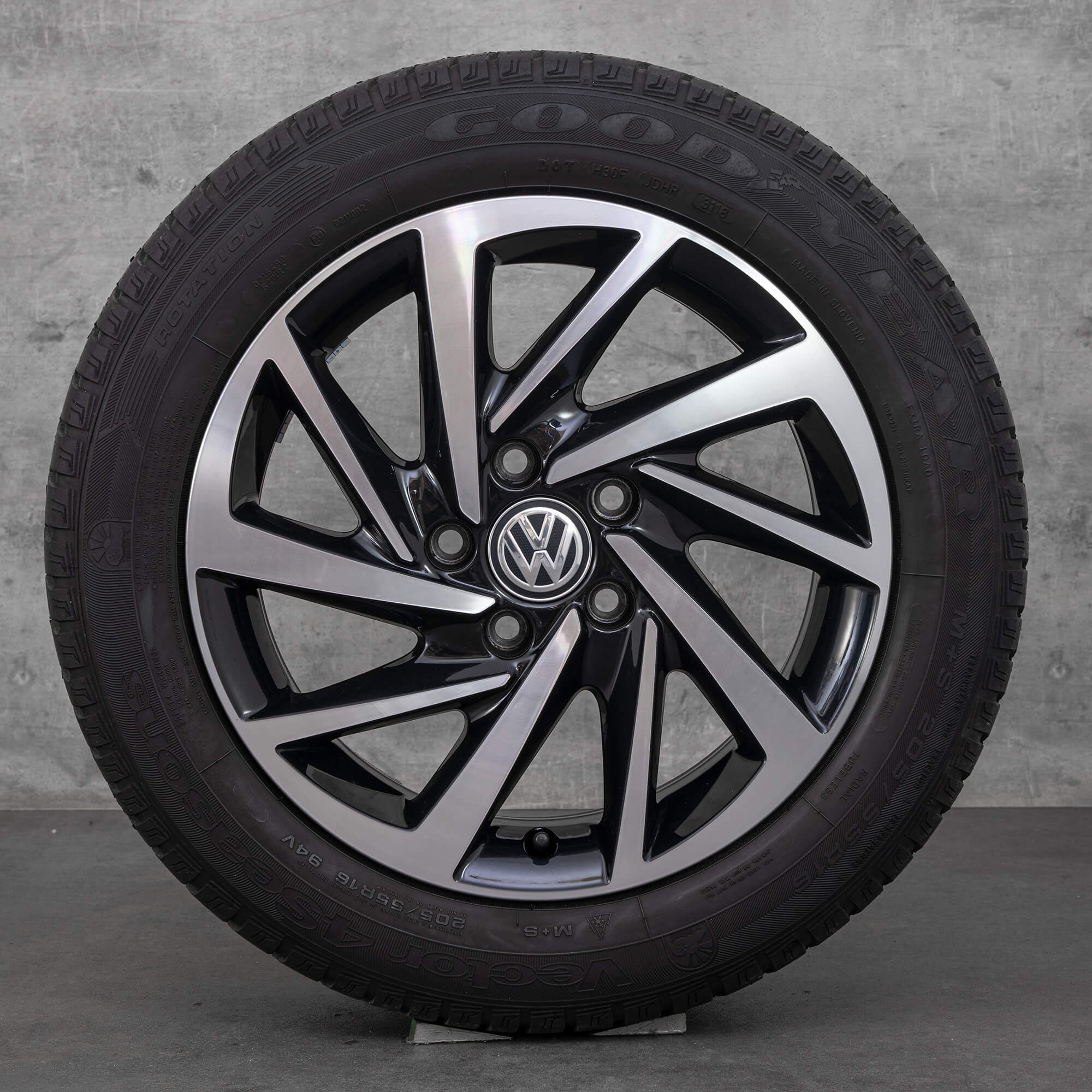 VW 16 inch velgen Golf 7 all weather banden season 5G0601025DS Woodstock