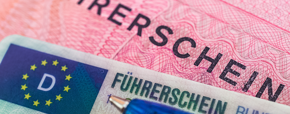 Deutscher Führerschein im Detail, Nahaufnahme eines rosa Führerscheins mit EU-Logo, das auf die Umtauschpflicht bis 2025 hinweist