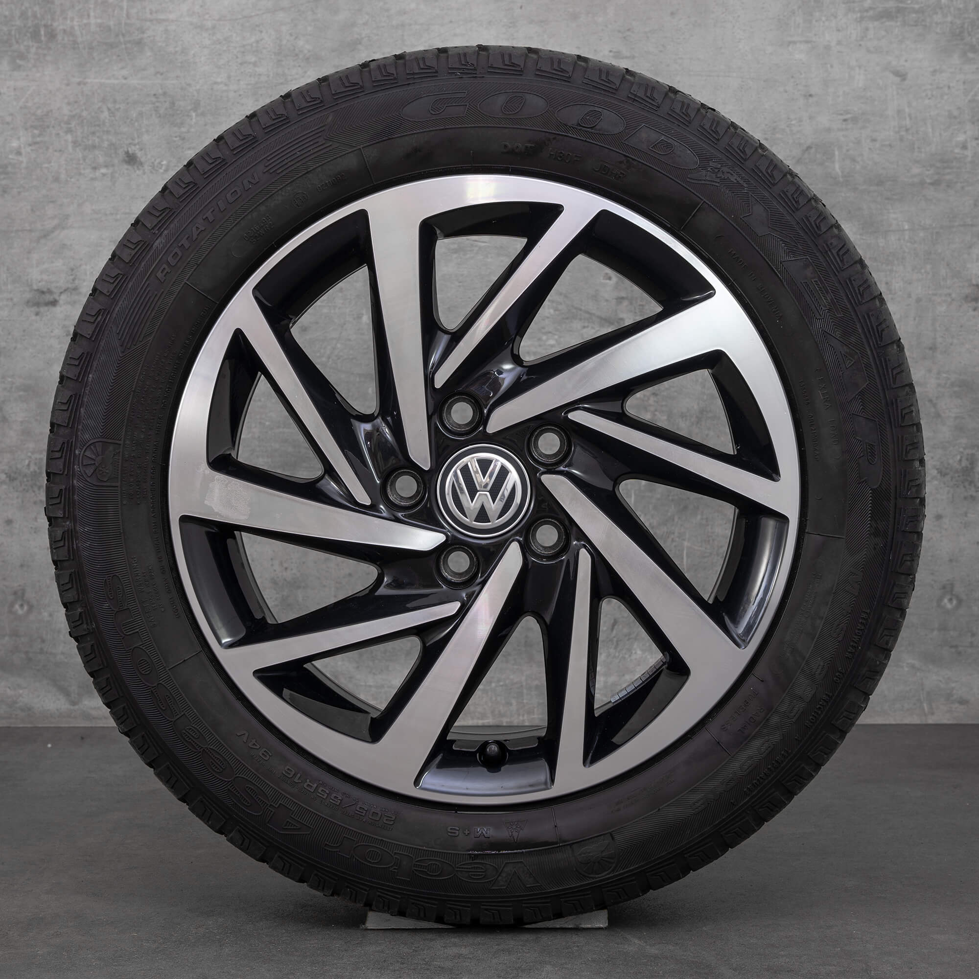 VW 16 inch velgen Golf 7 all weather banden season 5G0601025DS Woodstock