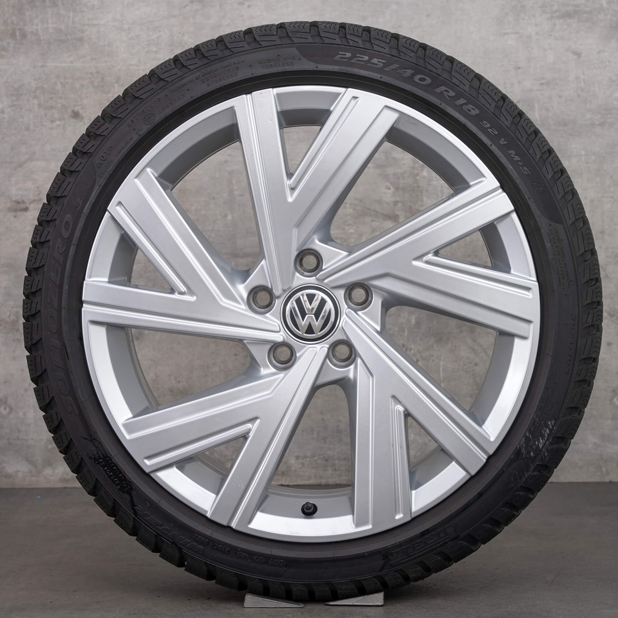 VW Golf 6 7 8 R vinterhjul Bergamo 18-tommers felger vinterdekk 5H0601025AE